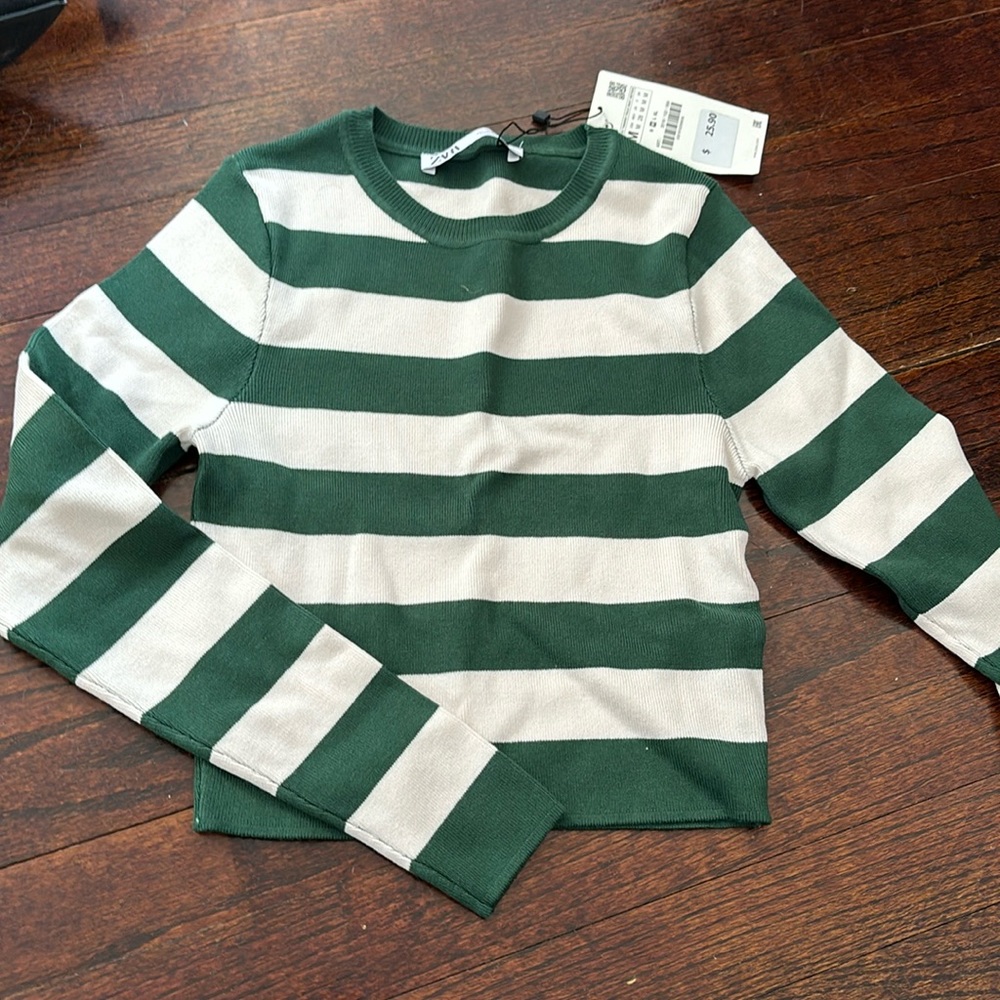 Green and white stripe cropped knit top